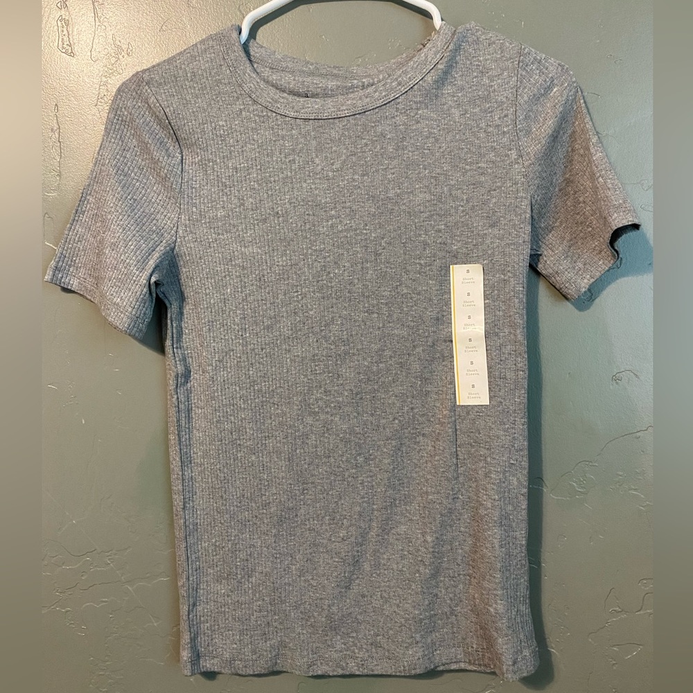 Short sleeve ribbed tee.